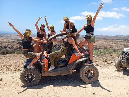 Grupo de clientes disfrutando de una excursión en buggy en Gran Canaria
