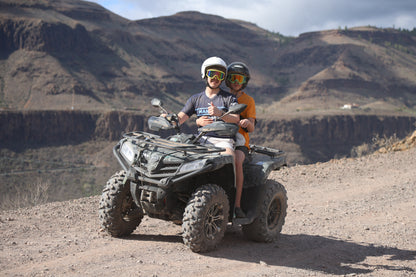 Pareja disfrutando de una ruta en quad por Gran Canaria